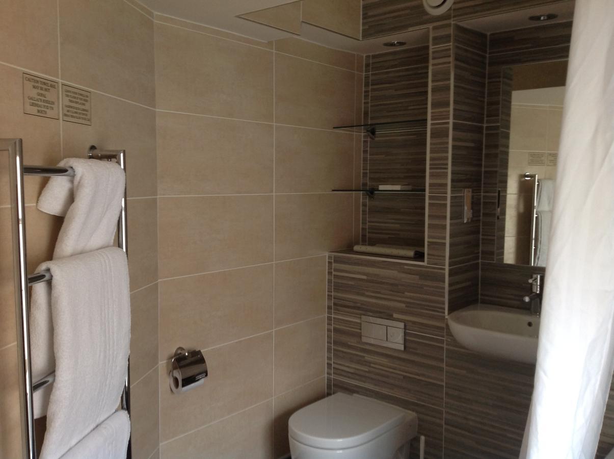 Hotel The Wyndham Arms-Wetherspoon à Bridgend  Extérieur photo