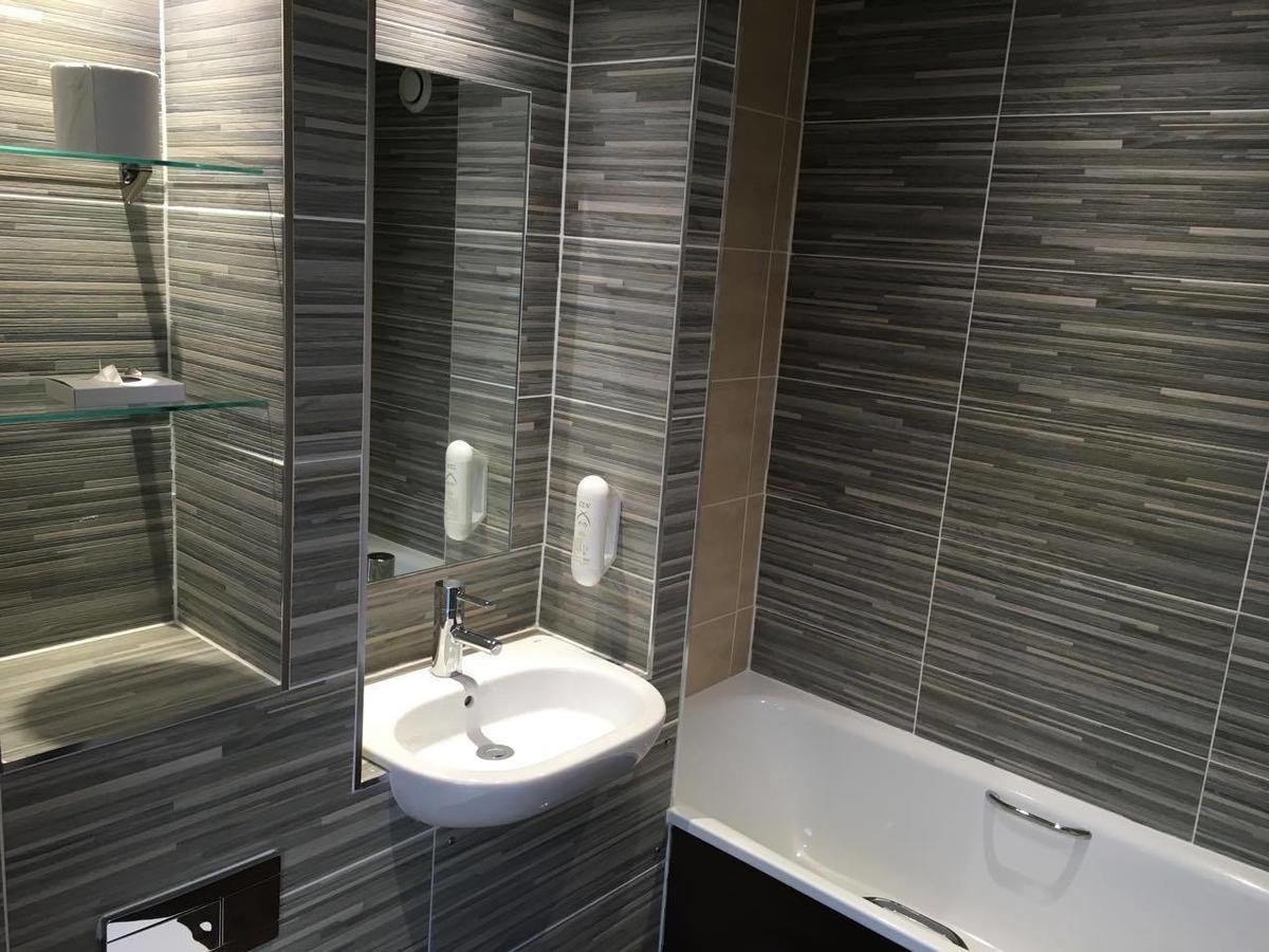 Hotel The Wyndham Arms-Wetherspoon à Bridgend  Extérieur photo